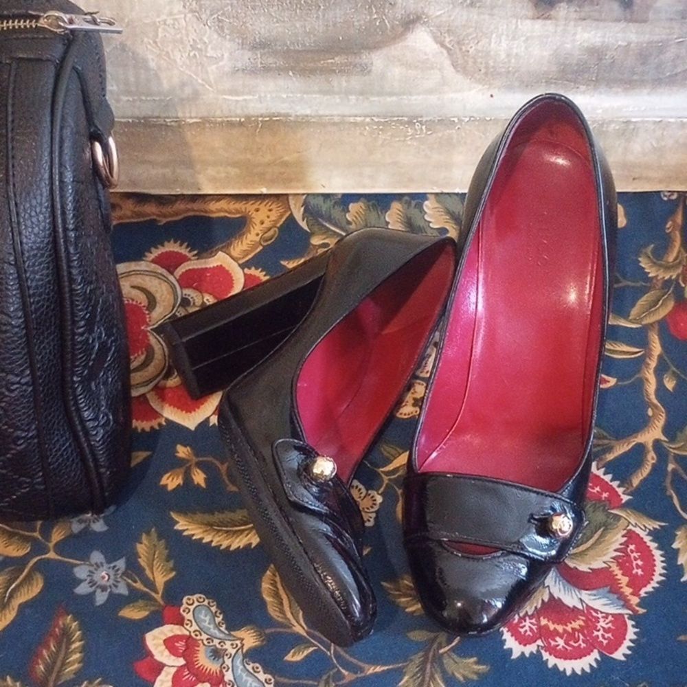 Gucci Black Patent Leather High Heels with Red Interior - Picture 3 of 10